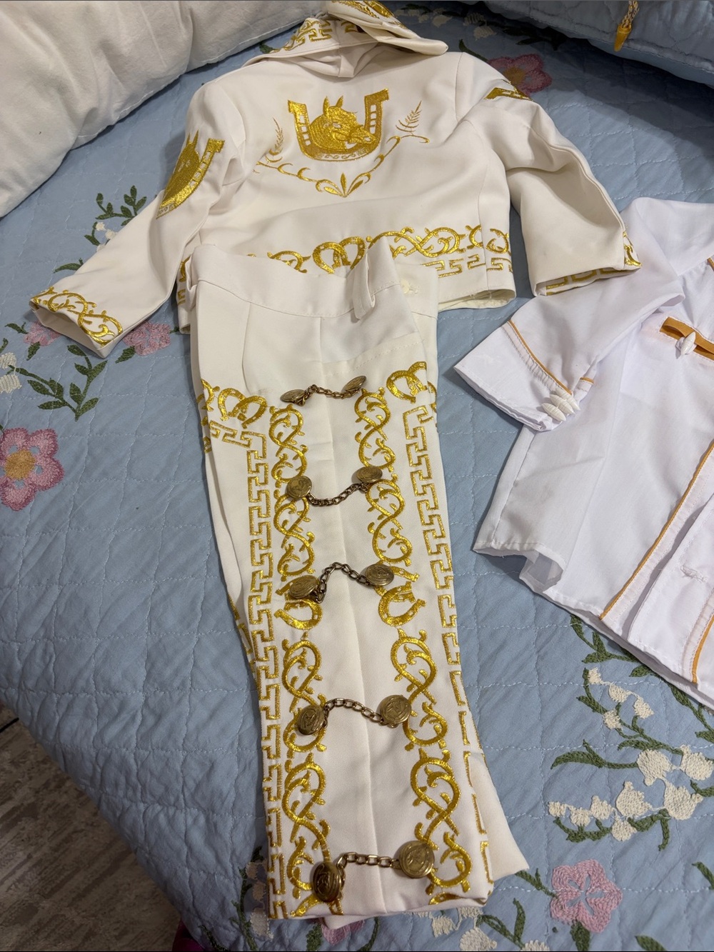 Charro Boy 8 Pc Size 2
Cream/Gold Hat BowTie Jacket Vest Shirt Pants Boots Belt - Picture 9 of 12